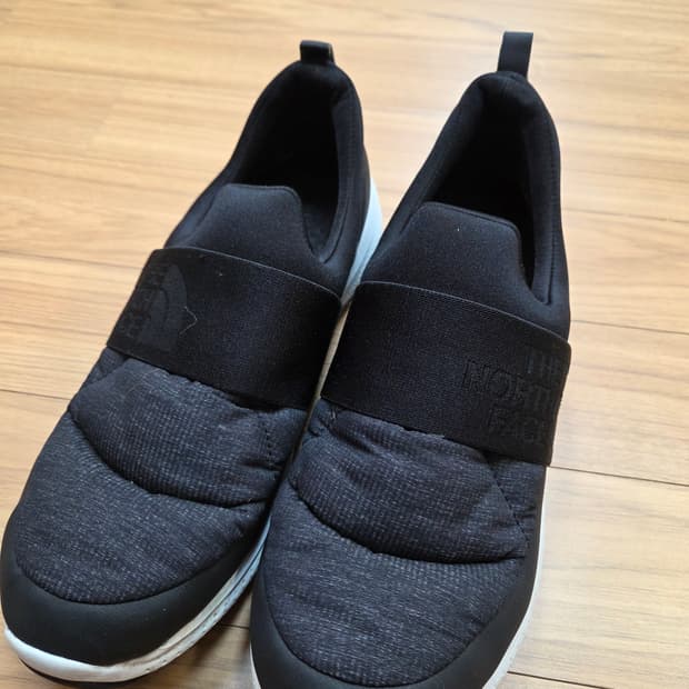 노스페이스 뮬 슬립온 블랙 색상 280mm입니다. 슬립온 스타일이라 신고