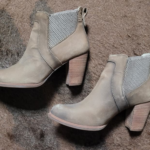 UGG 스웨이드 여성 앵글 부츠(6.5)