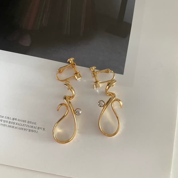 골드톤 웨이브 귀찌형 귀걸이