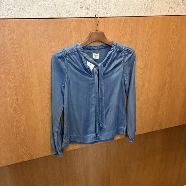 갭 데님 블라우스 긴팔 타이 넥 셔링 디테일 블루 k437