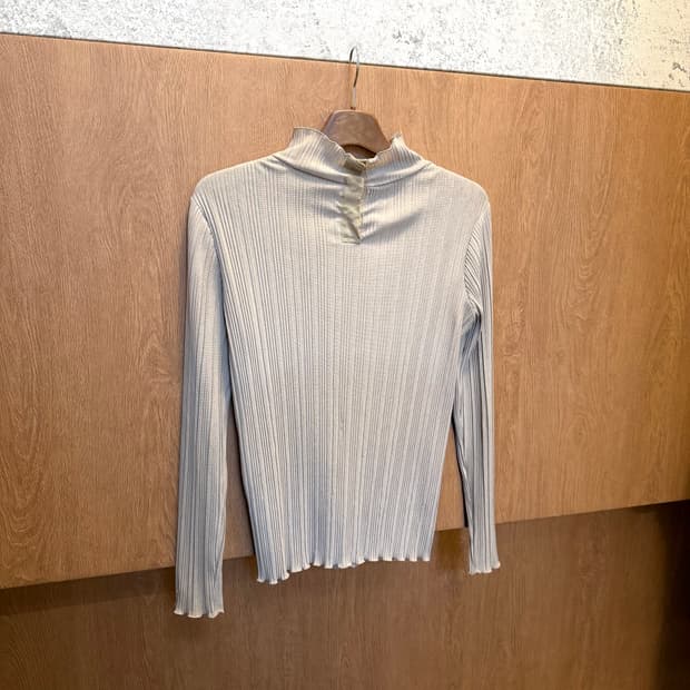 빈티지 하이넥 플리츠 블라우스 하프 스냅 버튼업 디테일 루즈핏 베이지