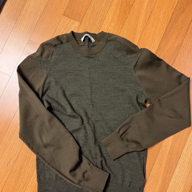 지방시 별무늬 절개디테일 니트