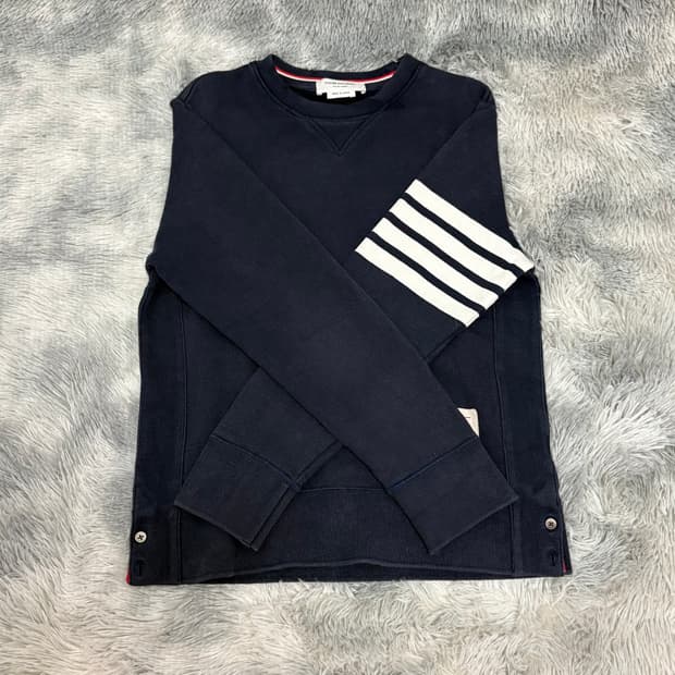 톰브라운 사선완장 맨투맨 네이비 2사이즈