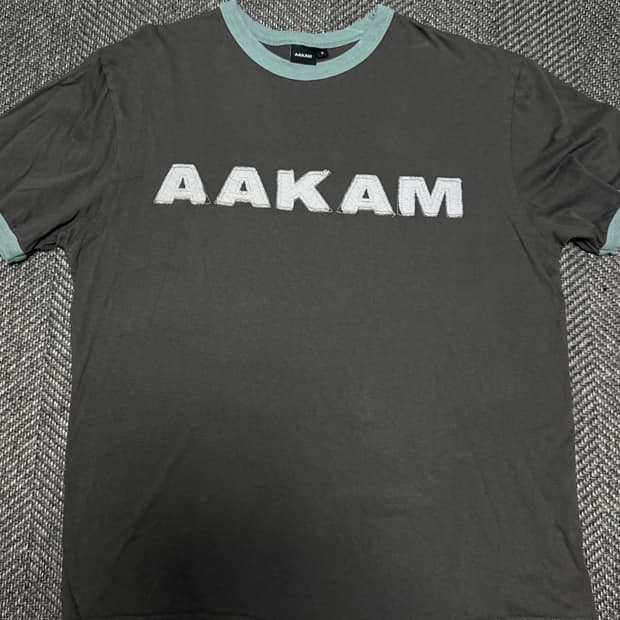 아캄 Logo Patch Ringer Top (Dark Gray) 