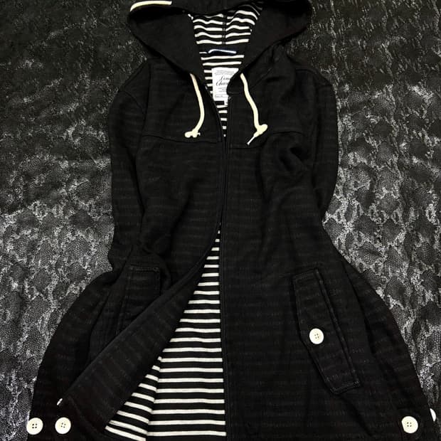 “Vintage” Y2K Stripe White Button Detail