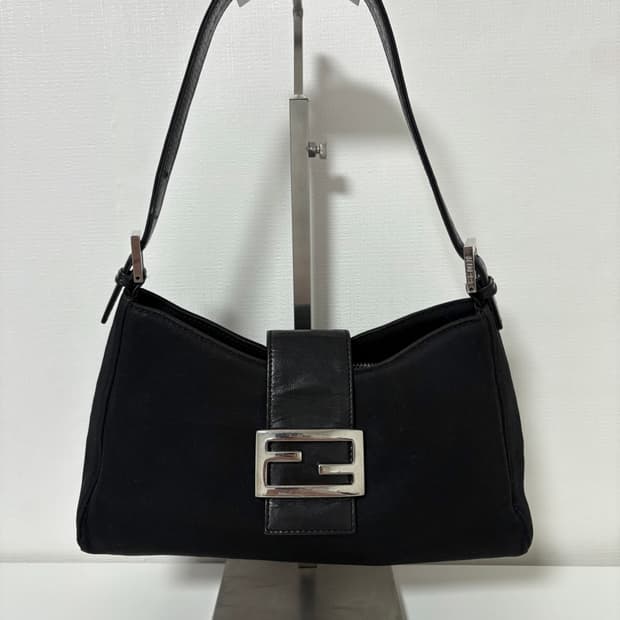 펜디 나일론 반달 바게트백