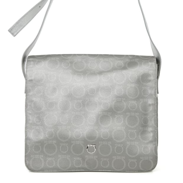 페라가모 간치니 숄더 플랩 크로스백 21-7915 메탈릭 실버