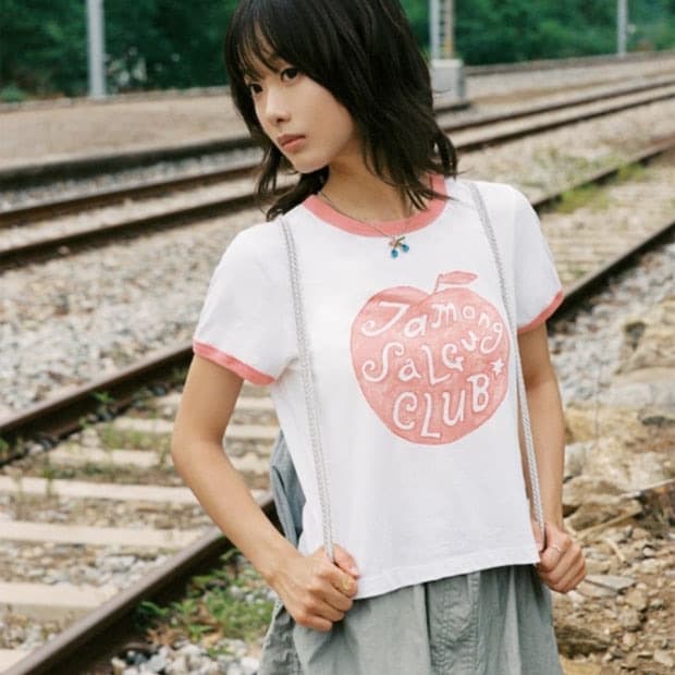한로로 x 비이커 자몽살구클럽 링거티 한로로 티셔츠