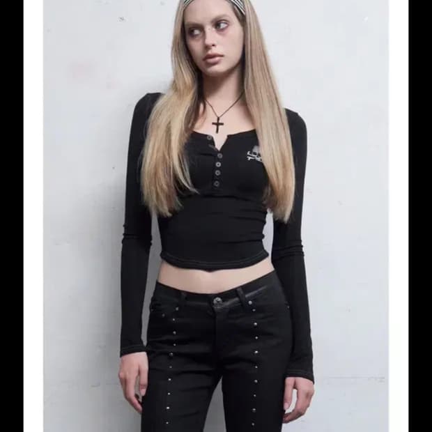 힐다 스컬 버튼 탑 hillda Skull Button Top