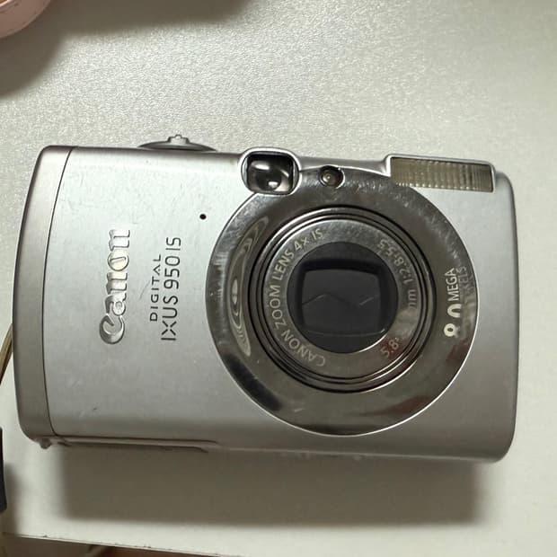 canon ixus 950 is ( ixy 810 )