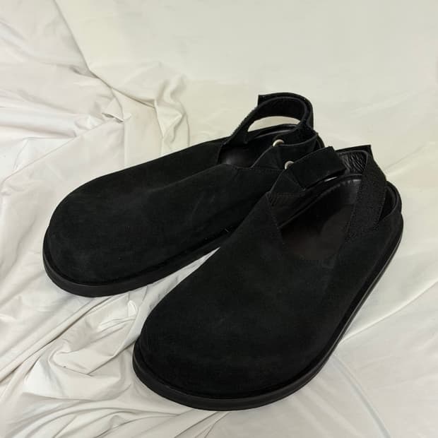 스튜디오 니콜슨 스웨이드 블랙 뮬 슬리퍼