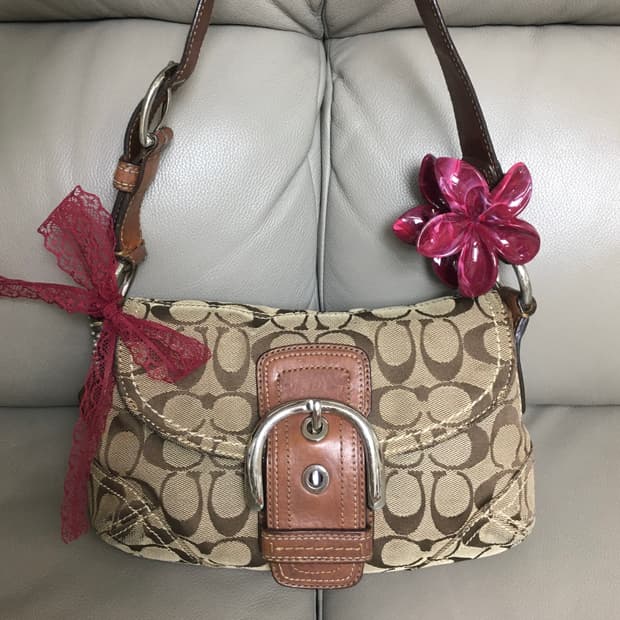 코치 시그니처 버클 숄더백 브라운