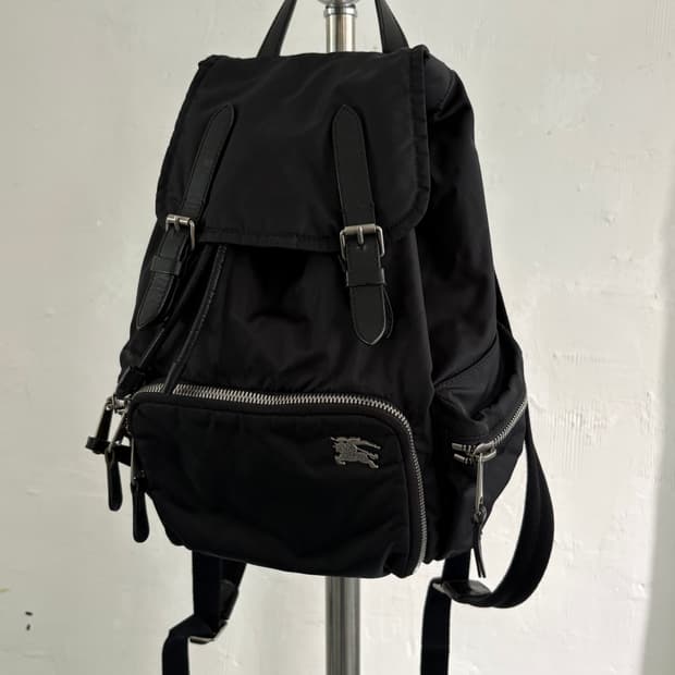 Burberry 버버리 블랙 컬러 미디엄 나일론 백팩