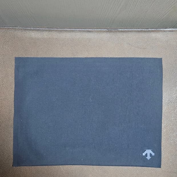 데상트 얼터레인 3L방수 노트북 네이비 파우치(일본판)
