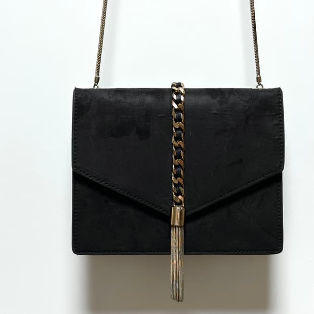 정품 찰스앤키스 스웨이드 블랙 체인 태슬 미니백