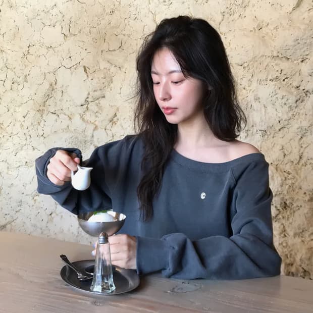 레터프롬문 오프숄더 맨투맨