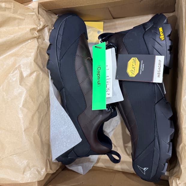 로아하이킹 카타리나(브라운) EU43 황금사이즈(새상품)팝니다.