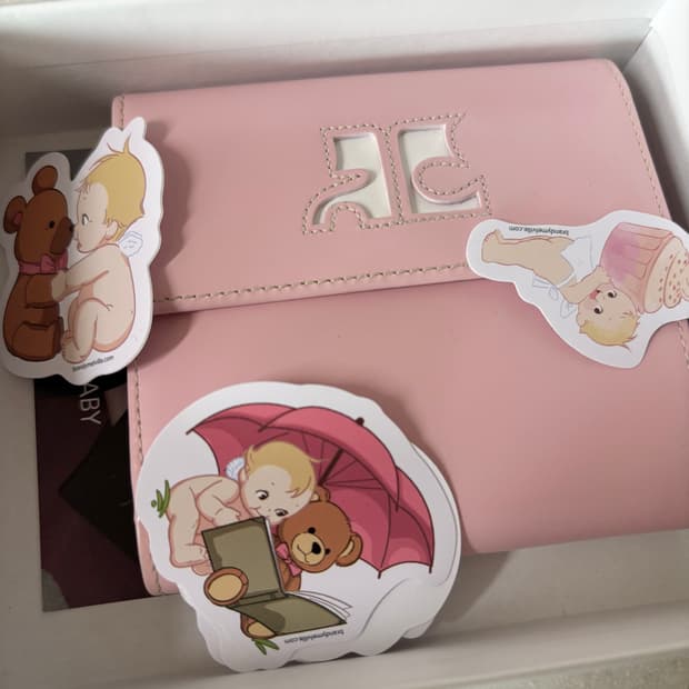 꾸레쥬 지갑 딸기우유 색상 courreges