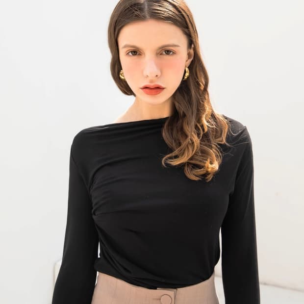 320쇼룸 사이드 핀턱 보트넥 티셔츠 블랙