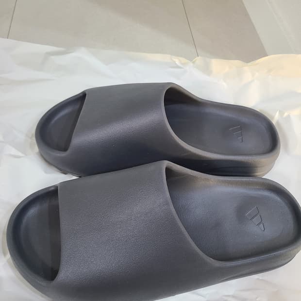 [305] 아디다스 이지 슬라이드 슬레이트 그레이