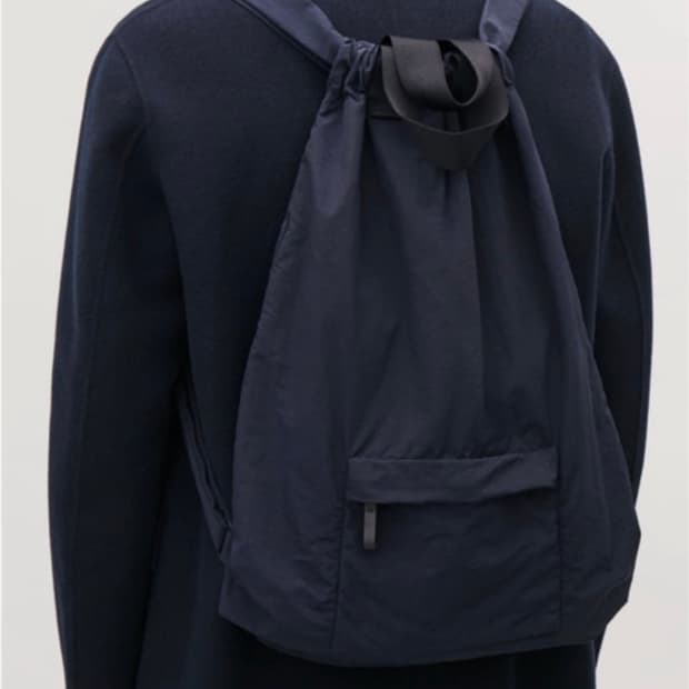 COS 코스 나일론 테크니컬 드로우스트링 백팩 가방 네이비