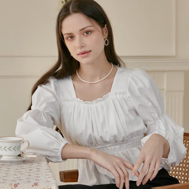 리로에 밴딩 화이트 블라우스