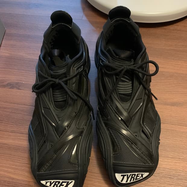 발렌시아가 타이렉스 블랙