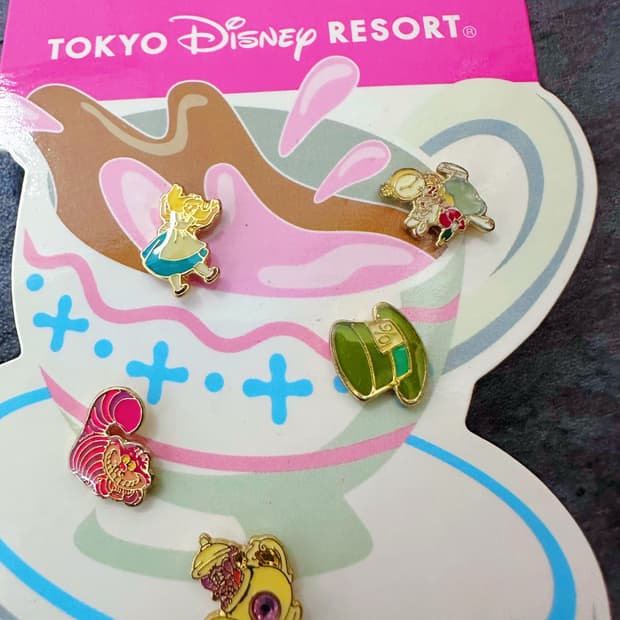 디즈니 정품 캐릭터 귀걸이+ 핀뱃지3개