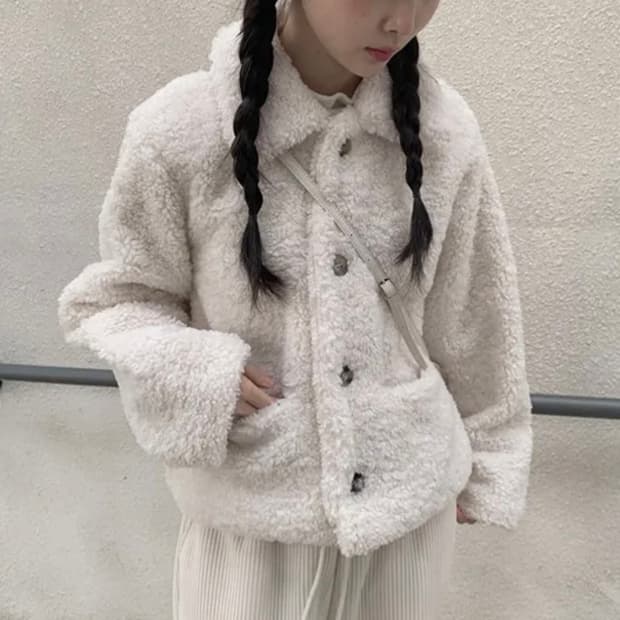 애니원모어 양털 카라 퍼 자켓