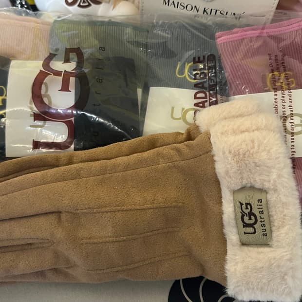 UGG 어그 베이지 스웨이드 퍼 장갑&양말세트