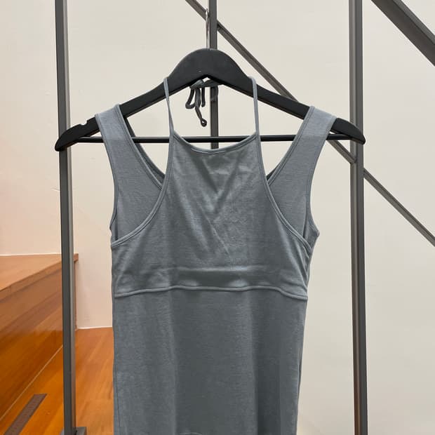 THEILMA 레이어드 홀터나시 (그레이블루)