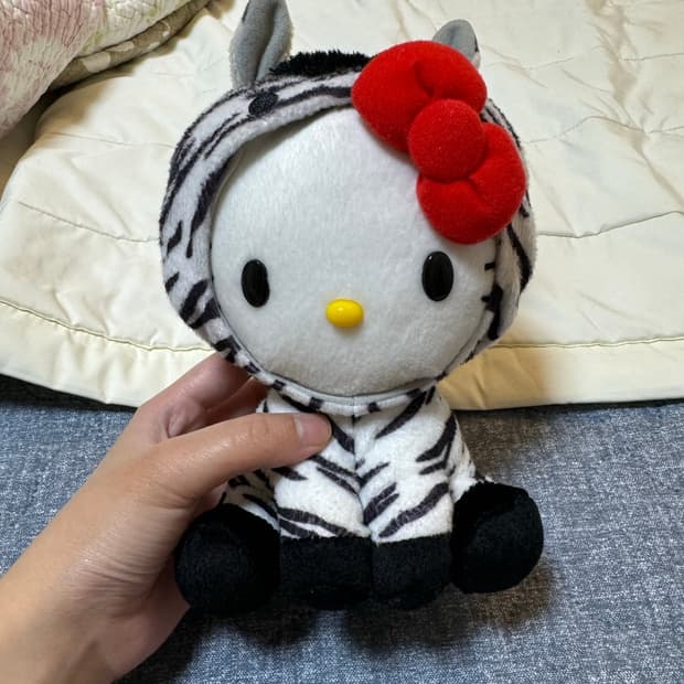 헬로키티 지브라 인형 판매중