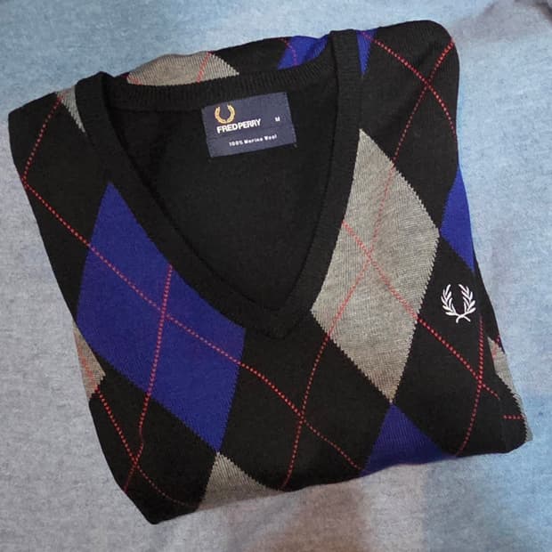 FRED PERRY 프레드페리 아가일 V넥 메리노울 니트