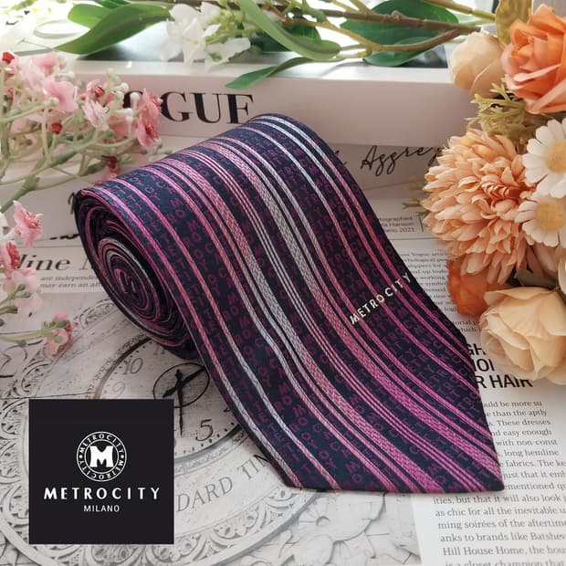 메트로시티 실크 스트라이프 로고 넥타이 8.8cm A+등급 K1452
