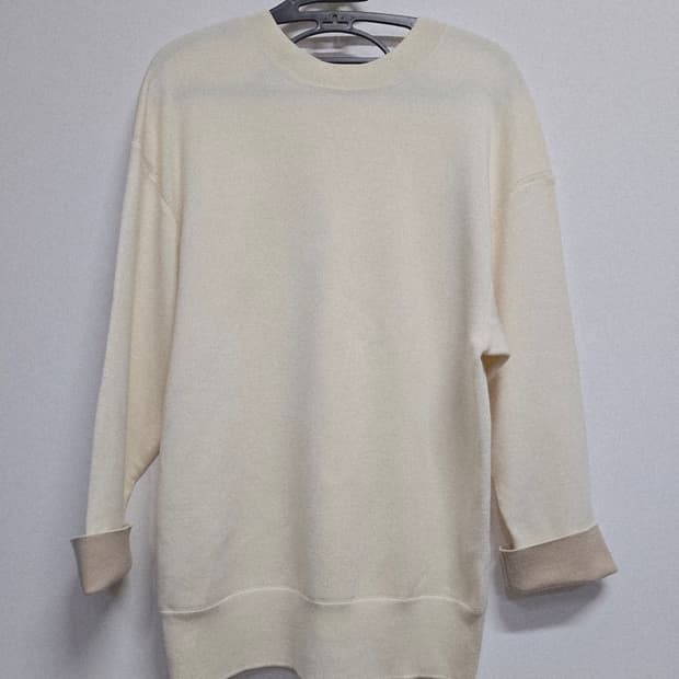 미샤 아이보리색 니트 스웨터 언발란싱