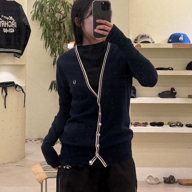 프레드 페리 로렐 로고 브이넥 가디건 U532