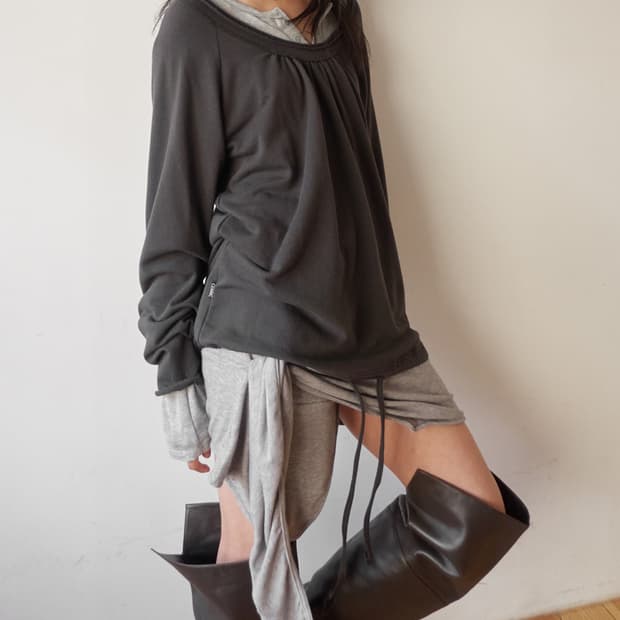 세릭 라운드 햄 스트링 탑 오프숄더 챠콜