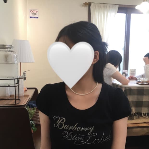 버버리 블루라벨 큐빅 레터링 라운드넥 퍼프티