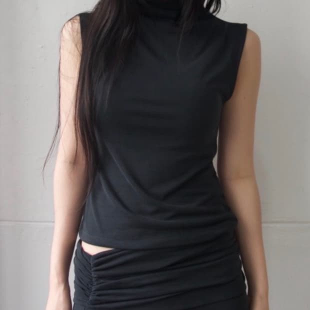 새상품) Half neck sleeveless