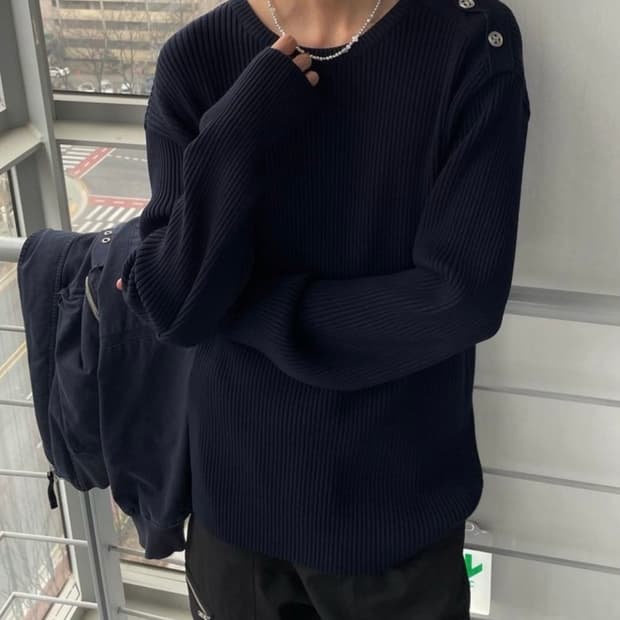 라벨아카이브 숄더 버튼 니트 네이비 구합니다