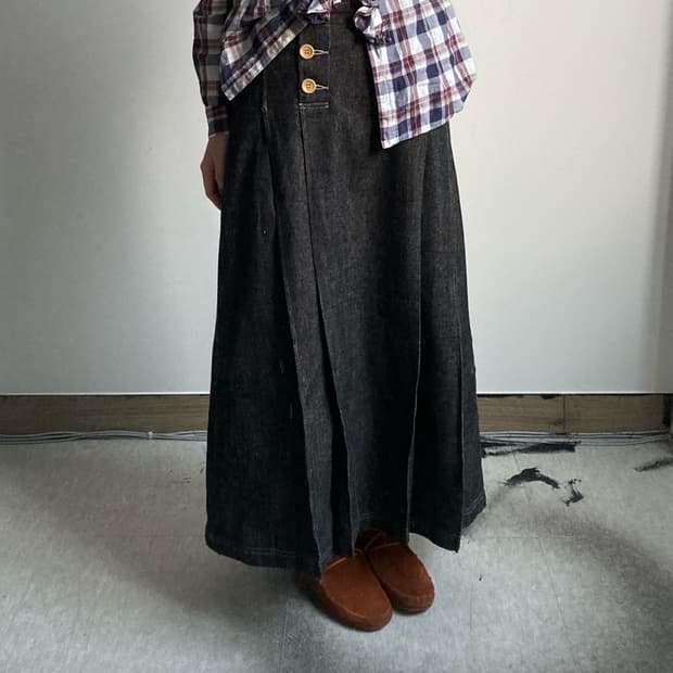 버튼 플리츠 데님 롱스커트