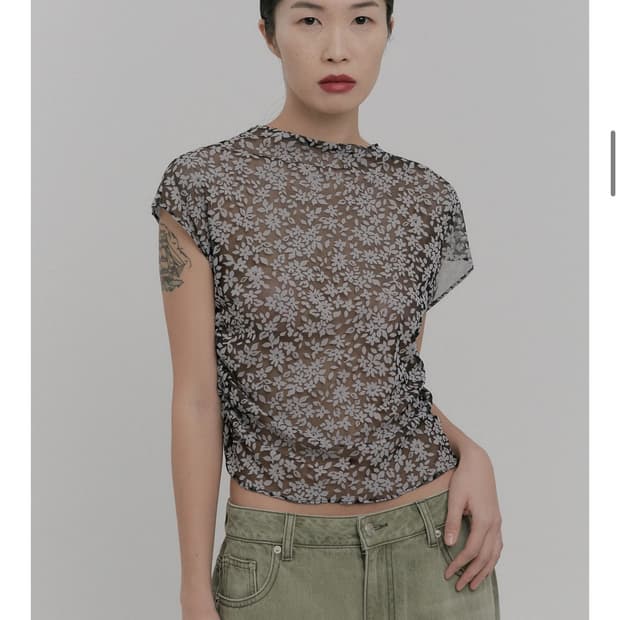 솔티페블 FLOWER MESH SHIRRING TOP