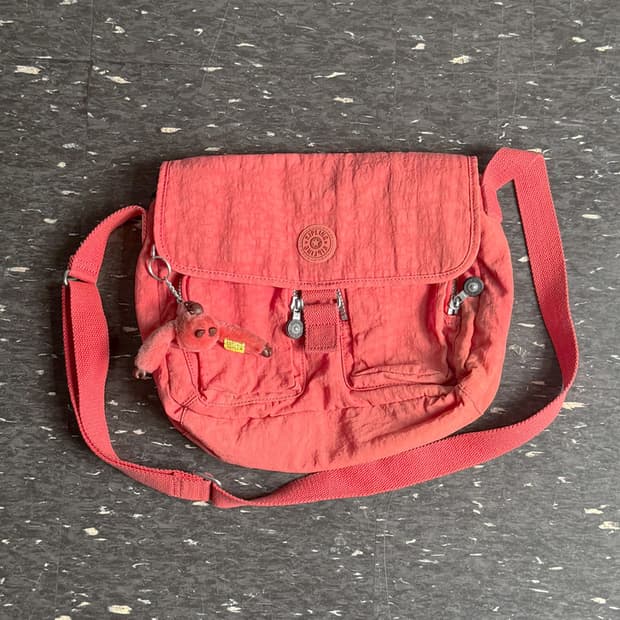 [KIPLING] 체리 플랩 크로스 백