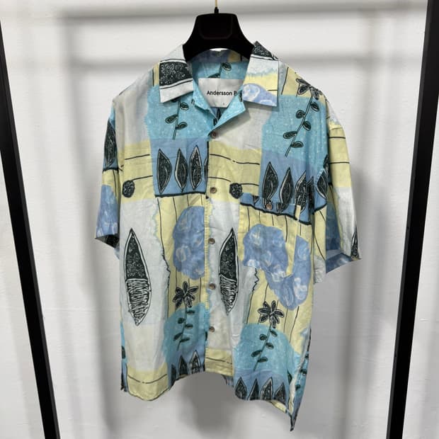 앤더슨벨 피쉬 플라워 오픈카라 반팔셔츠