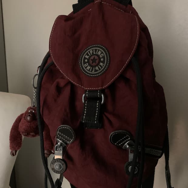 키플링 버건디 백팩
