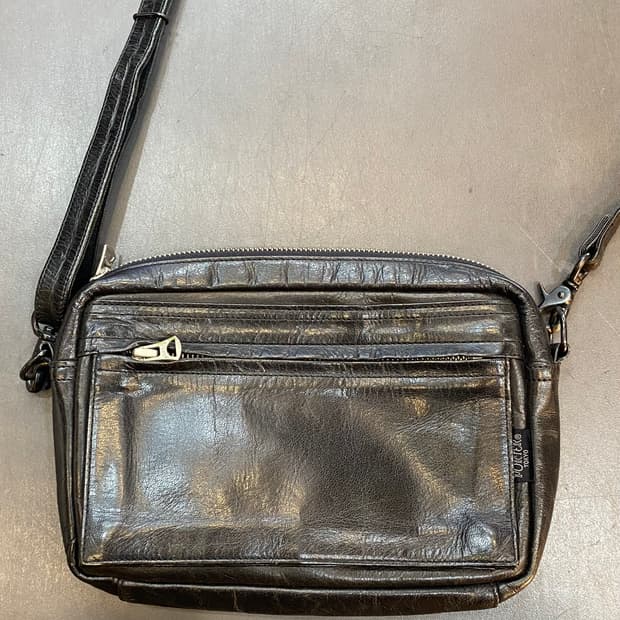 PORTER(포터) SQUARE(스퀘어) 모델의 블랙 가죽 숄더백