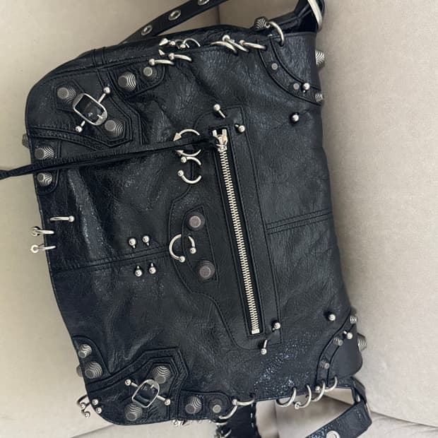 발렌시아가 르카골 미디움 메신저 피어싱 백