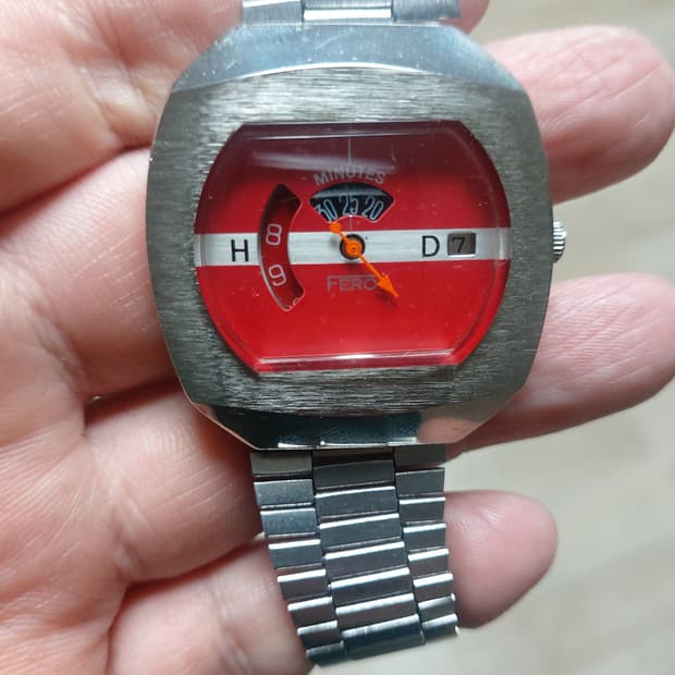 레드 다이얼이 인상적인 FERO 빈티지 시계