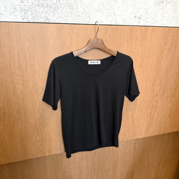 나인 라운드넥 반팔 티셔츠 무지 디테일 레귤러핏 블랙