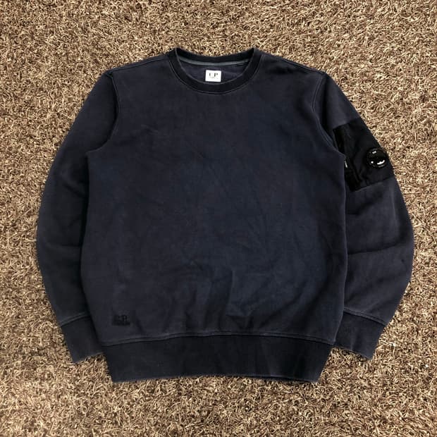 CP컴퍼니 네이비 렌즈 맨투맨 스웻셔츠